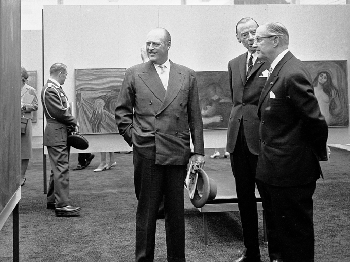 Åpningen av det «gamle» Munch-museet ble foretatt av Kong Olav i 1963. Sammen med direktør Johan H. Langaard (tv) og ordfører Rolf Stranger fikk Kongen en omvisning i malerisamlingen. Foto: Erik Thorberg, NTB